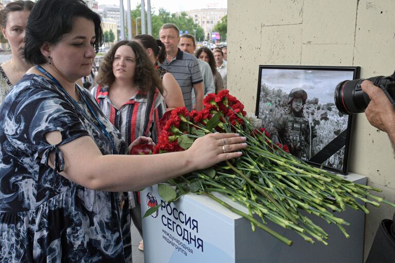 На Зубовском открыли мемориальную доску журналиста Ростислава Журавлева