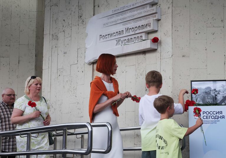 На Зубовском открыли мемориальную доску журналиста Ростислава Журавлева