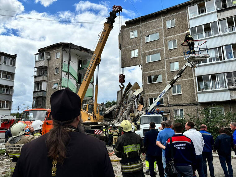 Священник приехал молиться на место обвала дома в Нижнем Тагиле. Фото, видео